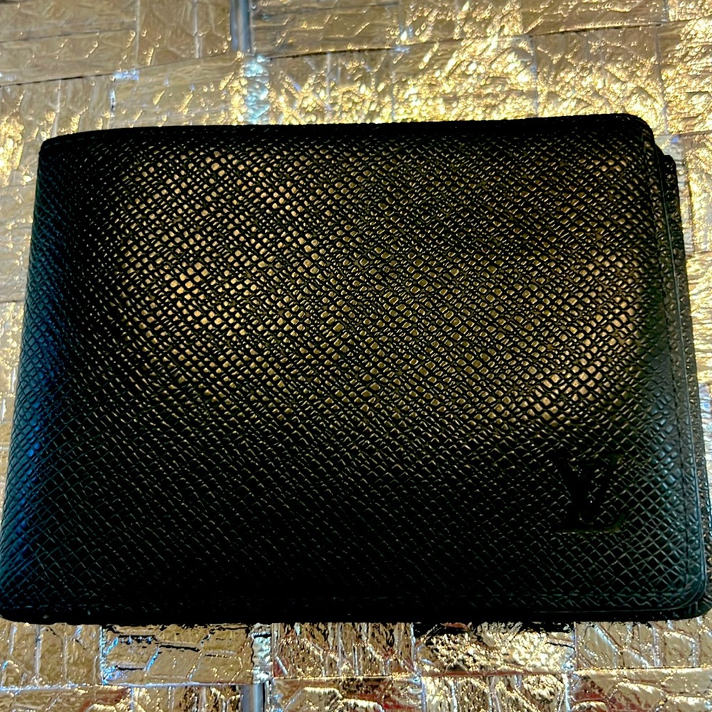 Authentic Louis Vuitton Taiga leather  bifold wallet AUTHENTIC